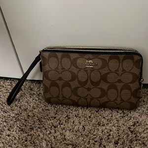 Double Corner Zip Wristlet In Signature Canvas